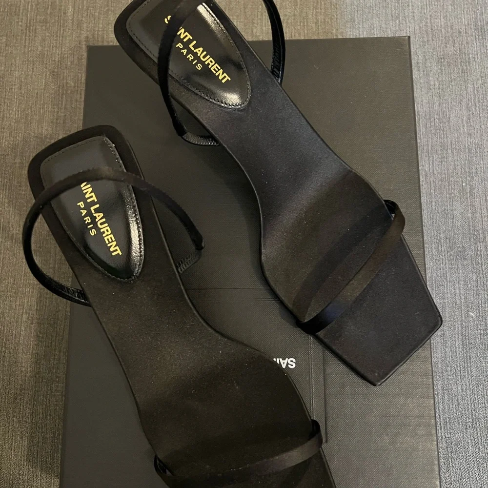 Saint Laurent Black Heels Sleek Modern Design - Picture 2 of 8